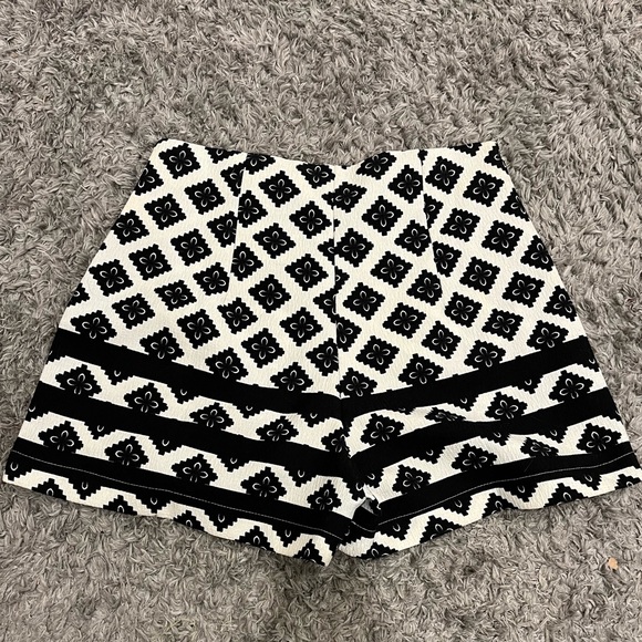 MISSGUIDED white and black high waisted pattern shorts - Picture 2 of 5
